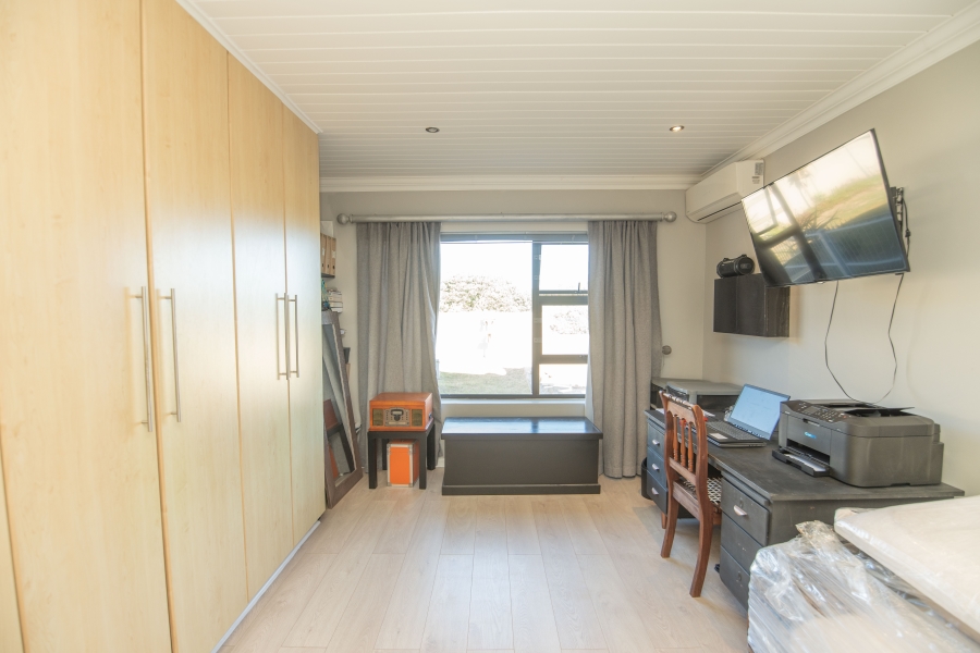 4 Bedroom Property for Sale in Clarendon Marine Eastern Cape